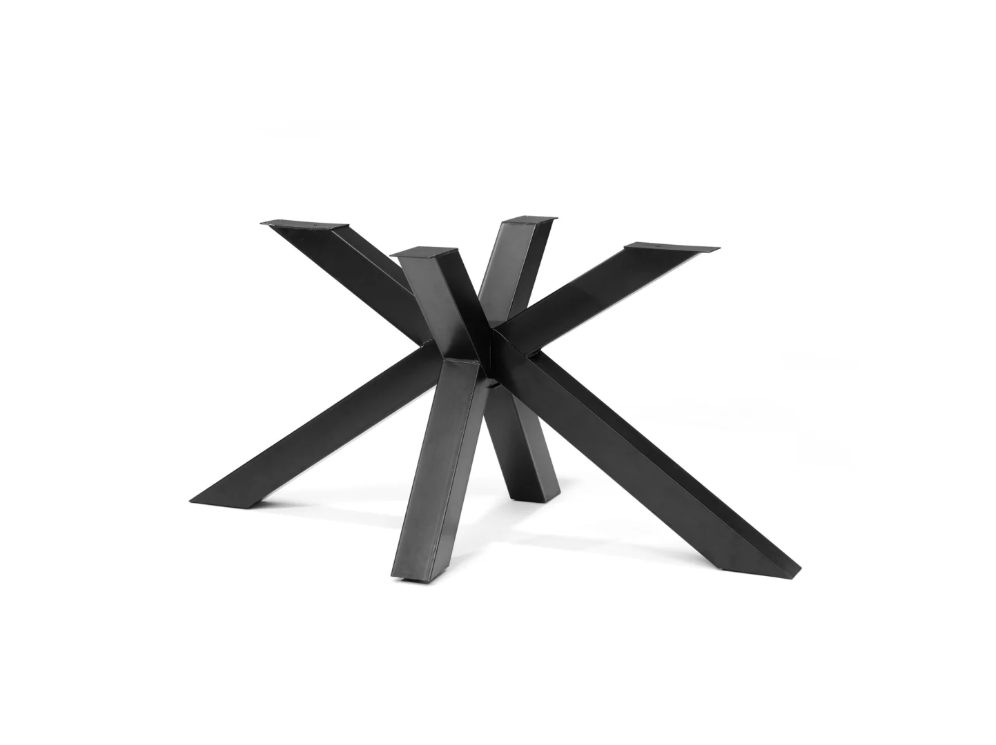 De SWITCH-STENVAD Eettafel 240X120 Ovaal Natuur Eiken heeft een modern zwart metalen onderstel met zes schuine poten die elkaar in het midden kruisen, waardoor een opvallend stervormig ontwerp ontstaat onder een ovaal tafelblad van natuurlijk eikenhout.