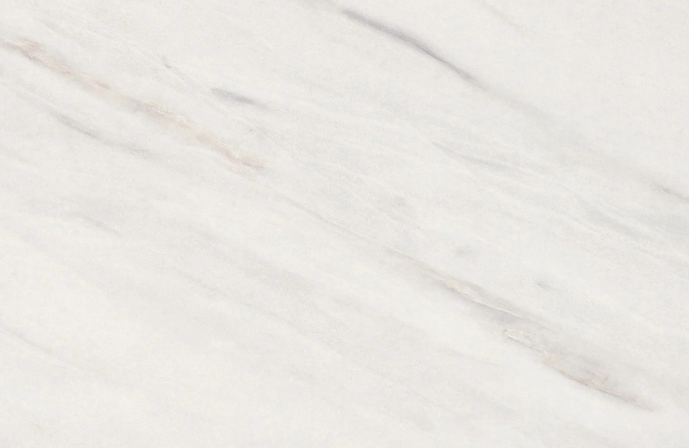 Close-up van de "Schakel Eetkamertafel 150X100 Tonvorm Marmer+ Stellar" toont een glad, gepolijst licht marmeren oppervlak met subtiele grijze en beige diagonale adering, ideaal voor elegante eetkamertafels.