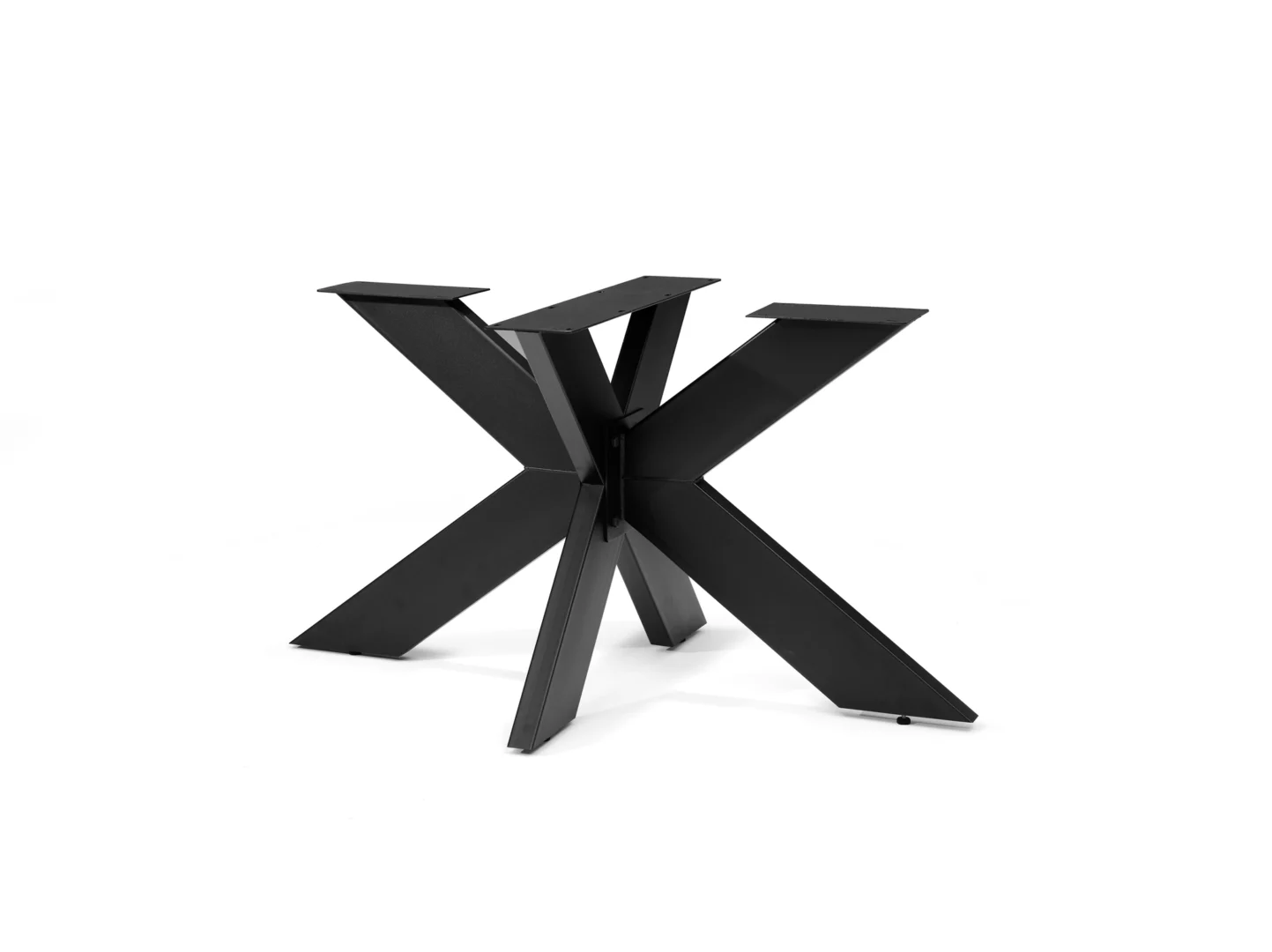 De Schakel Eettafel 150X100 Ovaal Bardolino + Stellar heeft een modern zwart metalen onderstel met vier schuine poten die een X-vorm vormen, tegen een witte achtergrond.