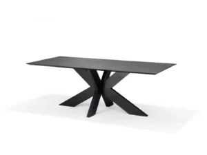 De Schakel Eettafel 220x100 is een moderne rechthoekige zwarte tafel met een glad keramisch blad en een kruisend geometrisch onderstel, tegen een effen witte achtergrond.