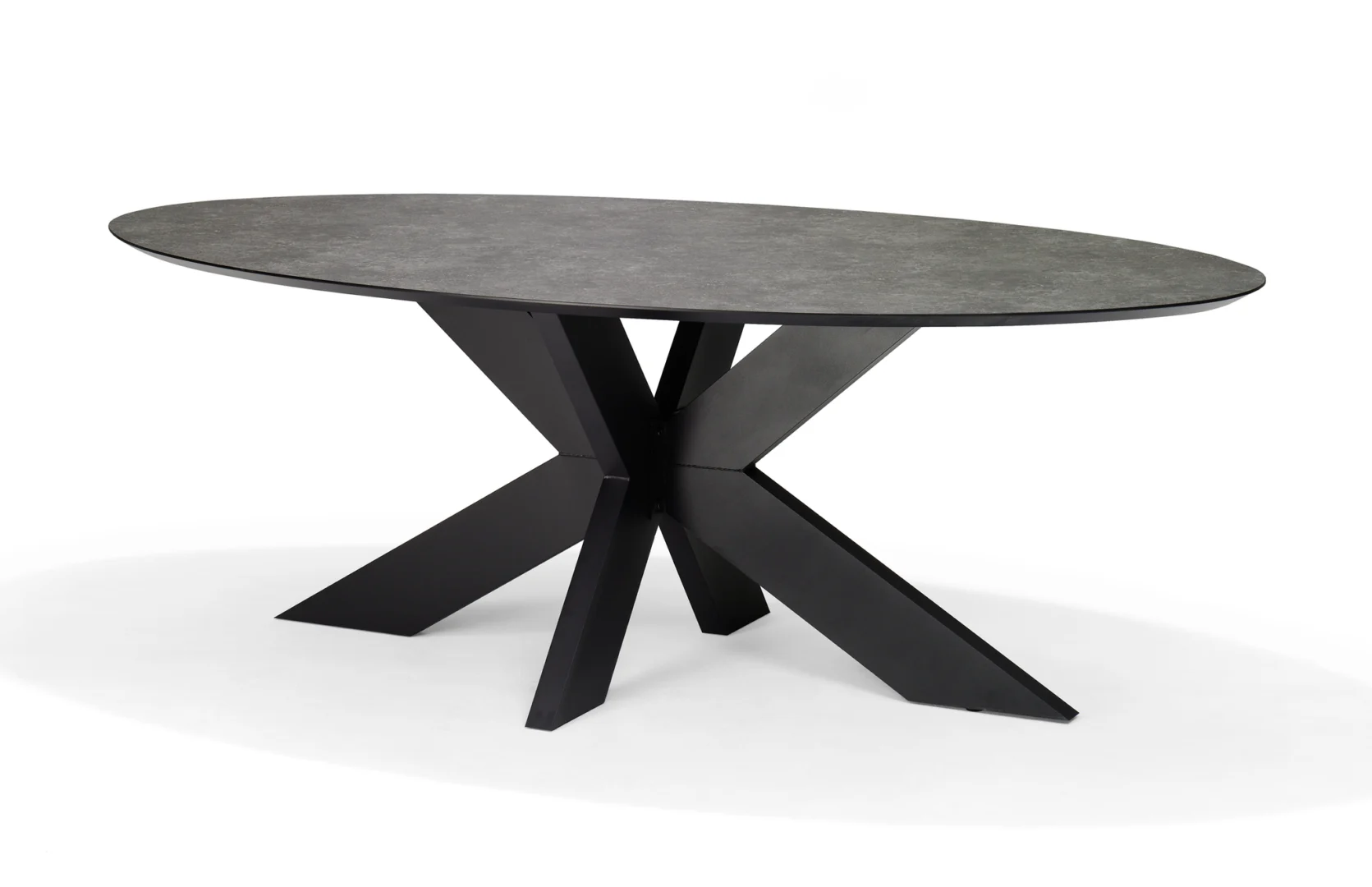 De "Schakel Eetkamertafel 200X100 Ovaal Leisteen + Stellar" heeft een ovaal tafelblad in steenlook en een strak zwart metalen onderstel met vier schuine poten die elkaar in het midden kruisen voor een moderne look.