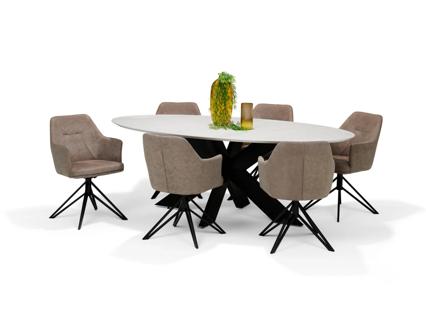 De Eettafel SWITCH-STELLAR - 220x120 Ovaal Wit heeft een witte ovale tafel met zwarte gekruiste poten en zes taupe draaistoelen, gestyled met een gele vaas met groen en een kleine bruine kandelaar.