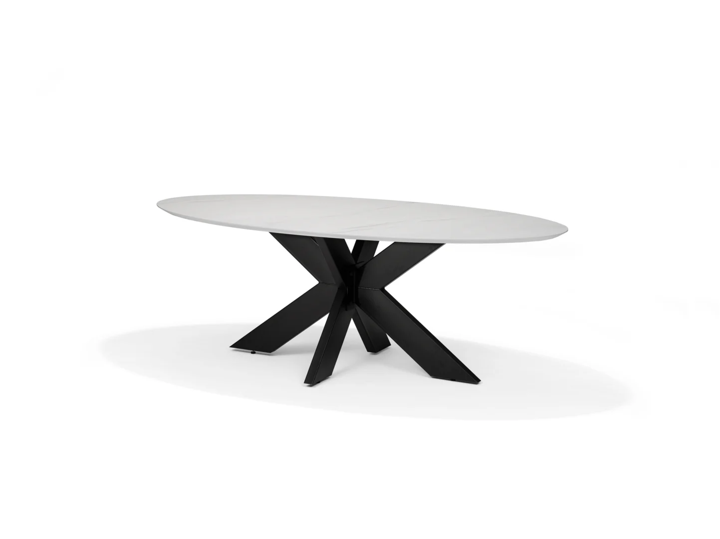 De Eettafel SWITCH-STELLAR - 220x120 Ovaal Wit heeft een wit marmeren blad en een modern zwart metalen onderstel met vier schuine poten, tegen een effen witte achtergrond.