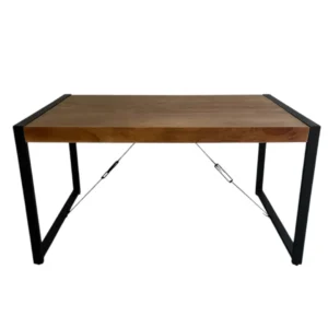 De Eettafel Boaz (160 cm) heeft een dik, rechthoekig houten tafelblad in AFGEWERKT WARM afwerking met zwart metalen poten en steunstangen voor stabiliteit. Het ontwerp is eenvoudig en minimalistisch. Nu verkrijgbaar met 30% korting.