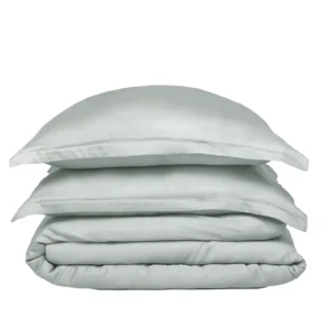 Een netjes gestapelde Dekbedovertrek 260x220 beddengoedset in lichtgrijs, inclusief twee kussens en een opgevouwen, allergievriendelijk dekbed, wordt getoond tegen een witte achtergrond.