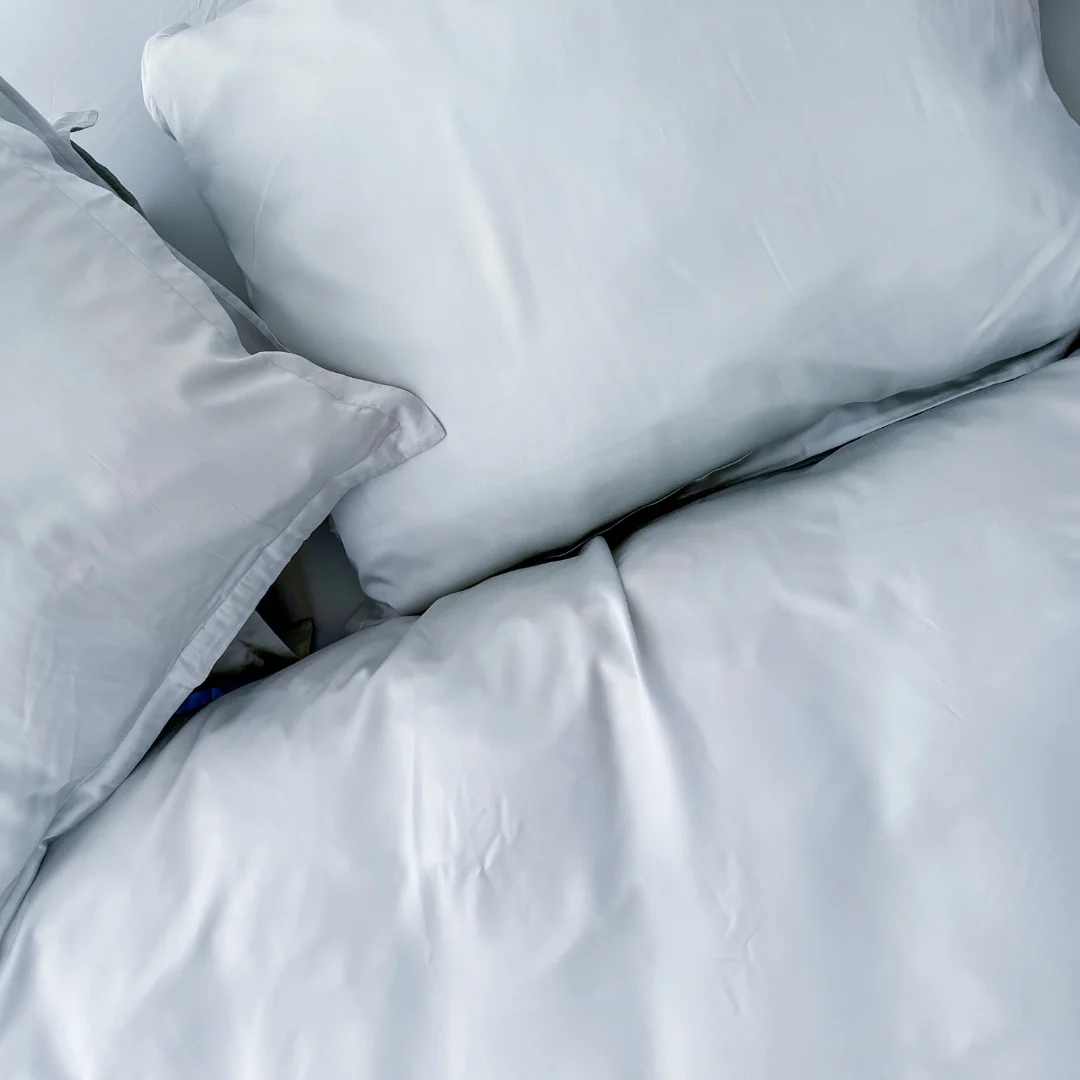 De Dekbedovertrek 200x200 Diervriendelijke keuze is afgebeeld op een bed met twee witte kussens en een bijpassend laken, van bovenaf gezien voor een strakke, opgeruimde uitstraling.