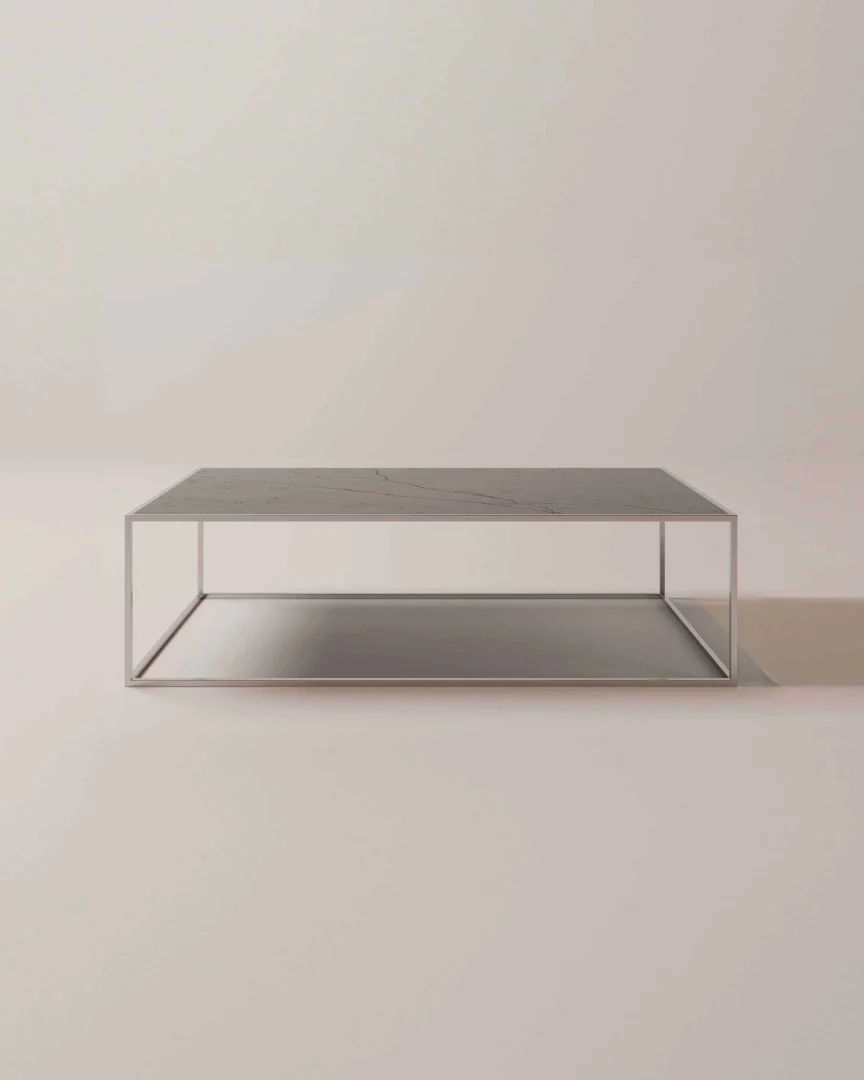 De Salontafel Zilver, Roest (73 x 40 CM) is een moderne, minimalistische rechthoekige salontafel met een dun metalen frame en een open onderste plank, getoond op een lichtgekleurde vloer tegen een effen achtergrond.