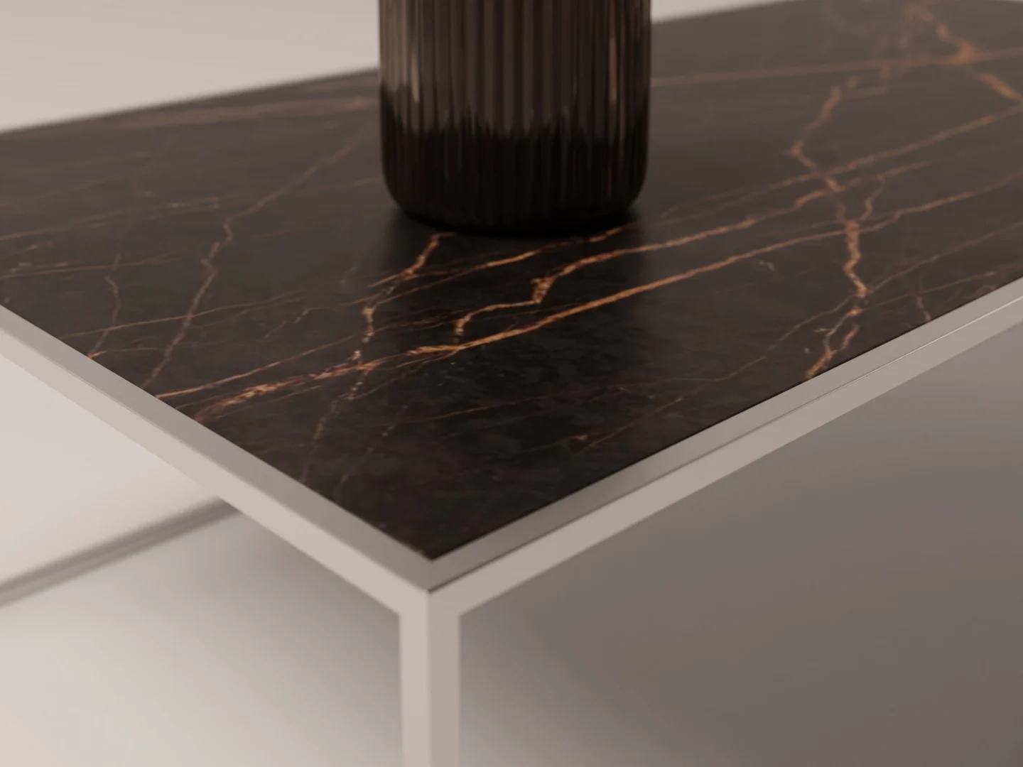 Een close-up van de Salontafel Zilver, Roest 73 x 40 CM toont het donkere, marmerachtige oppervlak met gouden aderen, een geribbelde donkere vaas bovenop en een wit metalen frame met een minimalistisch ontwerp.