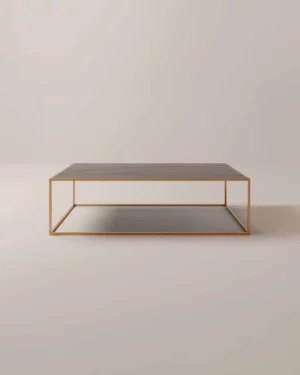 De Salontafel Messing is een minimalistische rechthoekige salontafel met een slank goud metalen frame en een donker houten blad tegen een eenvoudige, lichte achtergrond.