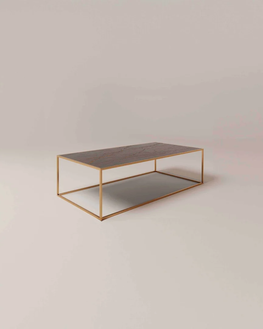 De Salontafel Messing is een minimalistische rechthoekige salontafel met een dun goud metalen frame en een donker houten blad, afgebeeld op een effen lichtgekleurde achtergrond.