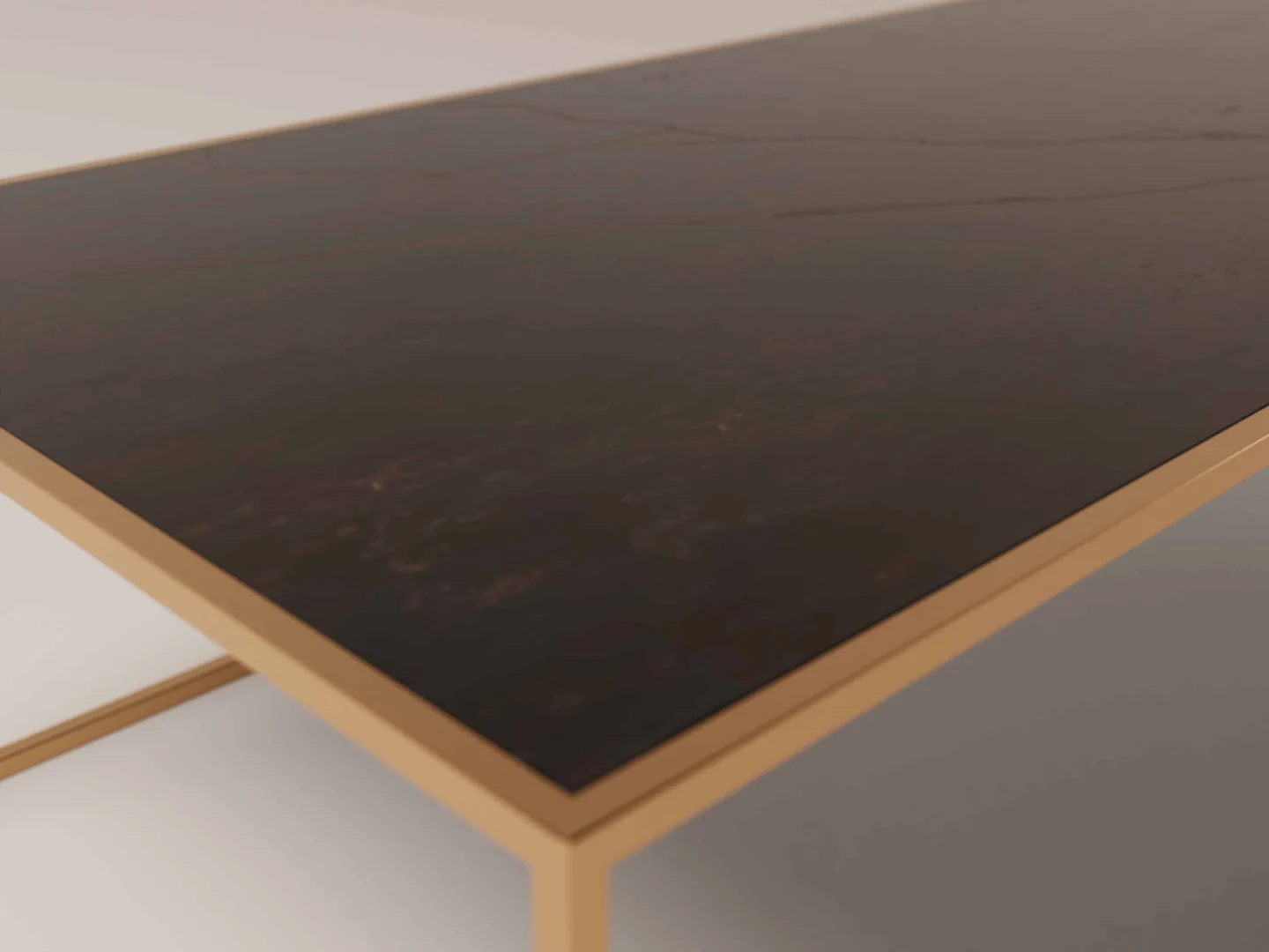 Een close-up van de Salontafel Messing, een rechthoekige tafel met een donker, glanzend blad en een gouden metalen frame, tegen een effen, lichte achtergrond.