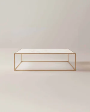 De Salontafel Messing Design heeft een vierkant wit marmeren blad en een slank goud metalen frame, tegen een eenvoudige lichte achtergrond.