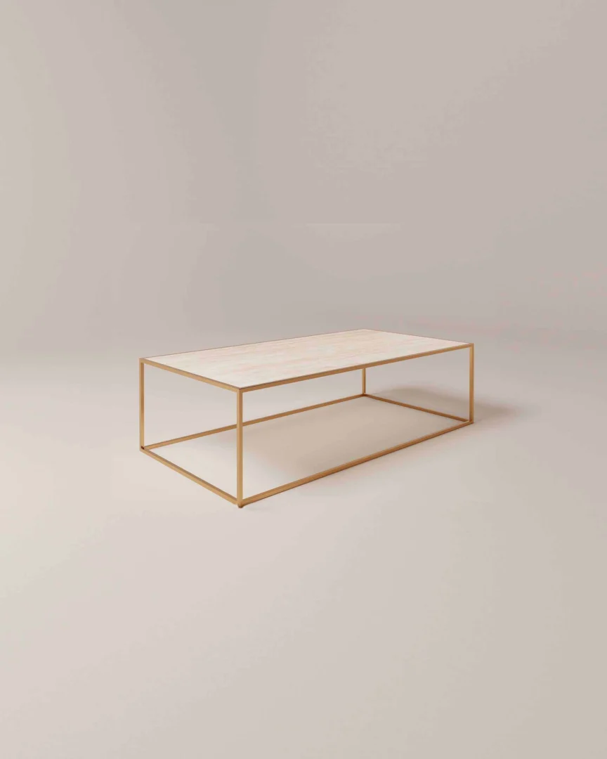 De Salontafel Messing Tijdloos Design is een minimalistische rechthoekige salontafel met een licht houten blad en een slank goud metalen frame, ideaal voor plaatsing in een lege, neutraal getinte kamer.