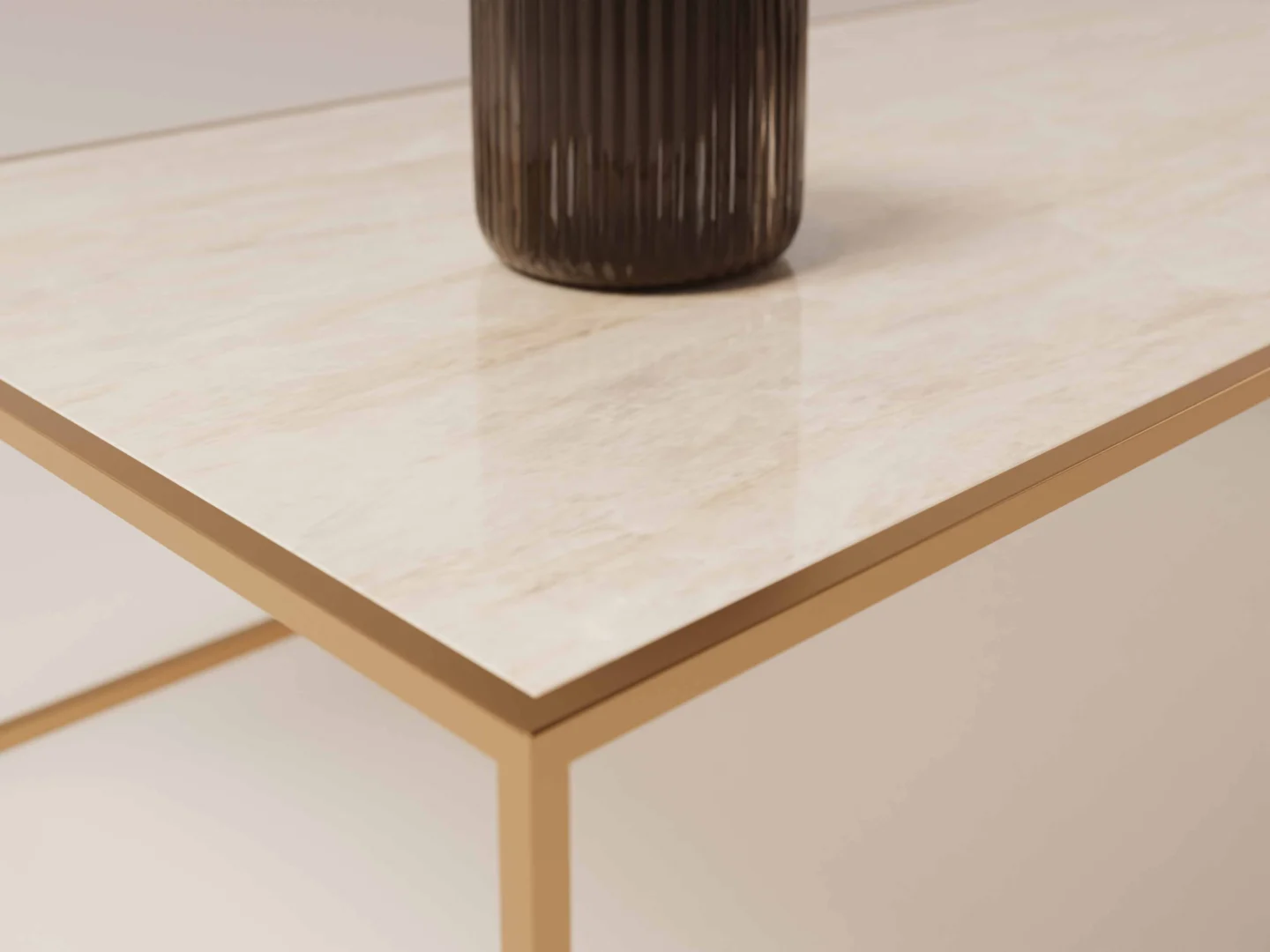 Een close-up van de Salontafel Messing Tijdloos Design toont het lichte marmeren blad met gouden metalen randen, met in het midden een donkere geribbelde vaas.