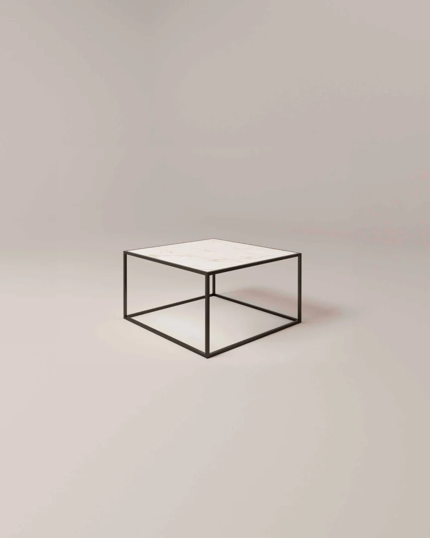 De Salontafel Zwart Design Tijdloos Design is een minimalistische vierkante salontafel met een slank zwart metalen frame en een wit marmeren blad, afgebeeld tegen een eenvoudige lichte achtergrond.