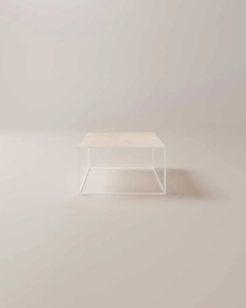 De Salontafel Compact Tijdloos Design is een minimalistische vierkante salontafel met een licht houten blad en heldere acryl zijkanten, perfect om elegantie toe te voegen aan een zacht verlichte, neutrale kamer.
