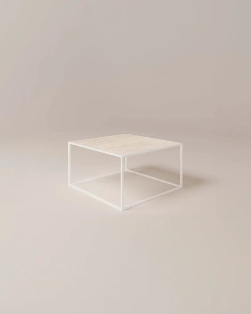 De Salontafel Compact Tijdloos Design is een minimalistische vierkante salontafel met een licht houten blad en een slank wit metalen frame, afgebeeld tegen een neutrale beige achtergrond.