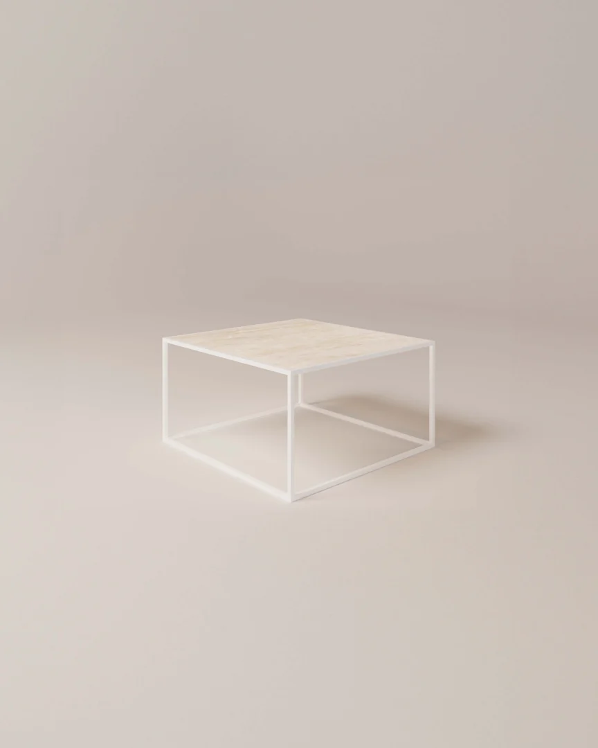 De Salontafel Compact Tijdloos Design is een minimalistische vierkante salontafel met een licht houten blad en een slank wit metalen frame, afgebeeld tegen een neutrale beige achtergrond.