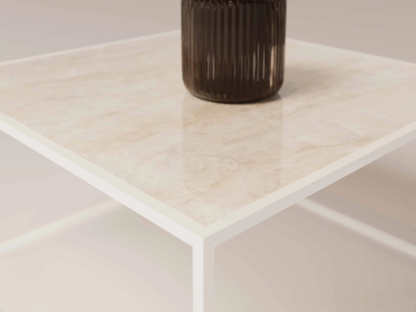 Een close-up van de Salontafel Compact Tijdloos Design, met een glanzend licht marmeren vierkant blad en wit metalen frame, met een donkere geribbelde glazen vaas gedeeltelijk zichtbaar op het tafelblad.
