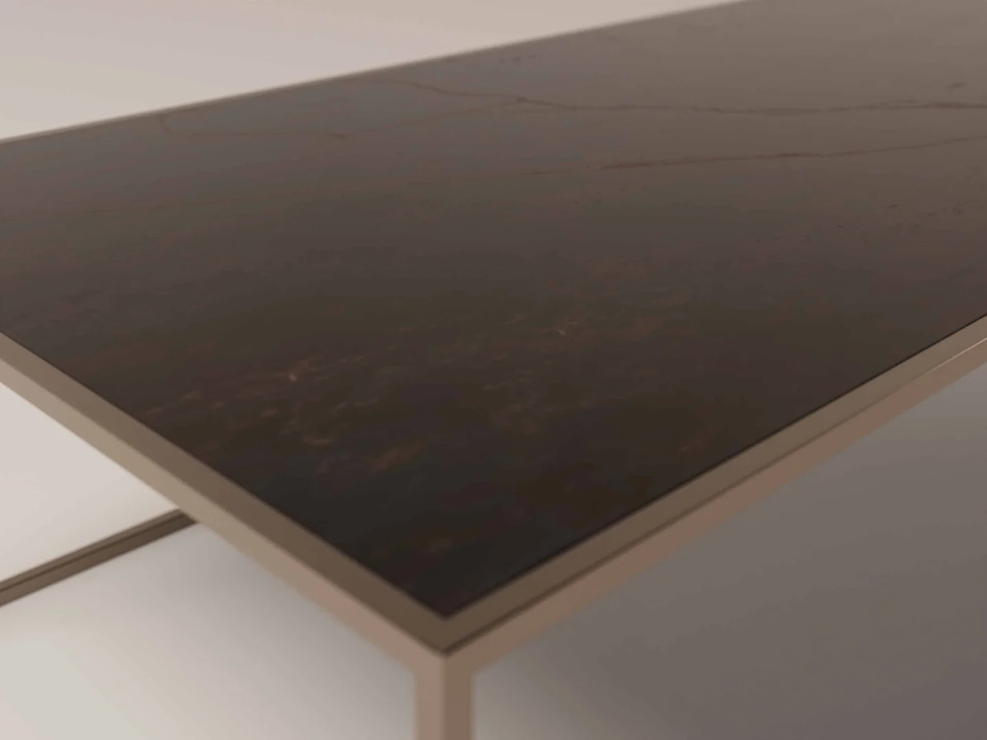 Close-up van de Salontafel Brons, Roest Design-een moderne tafel met een donker, glanzend rechthoekig blad en slanke lichtmetalen poten, tegen een lichte achtergrond.