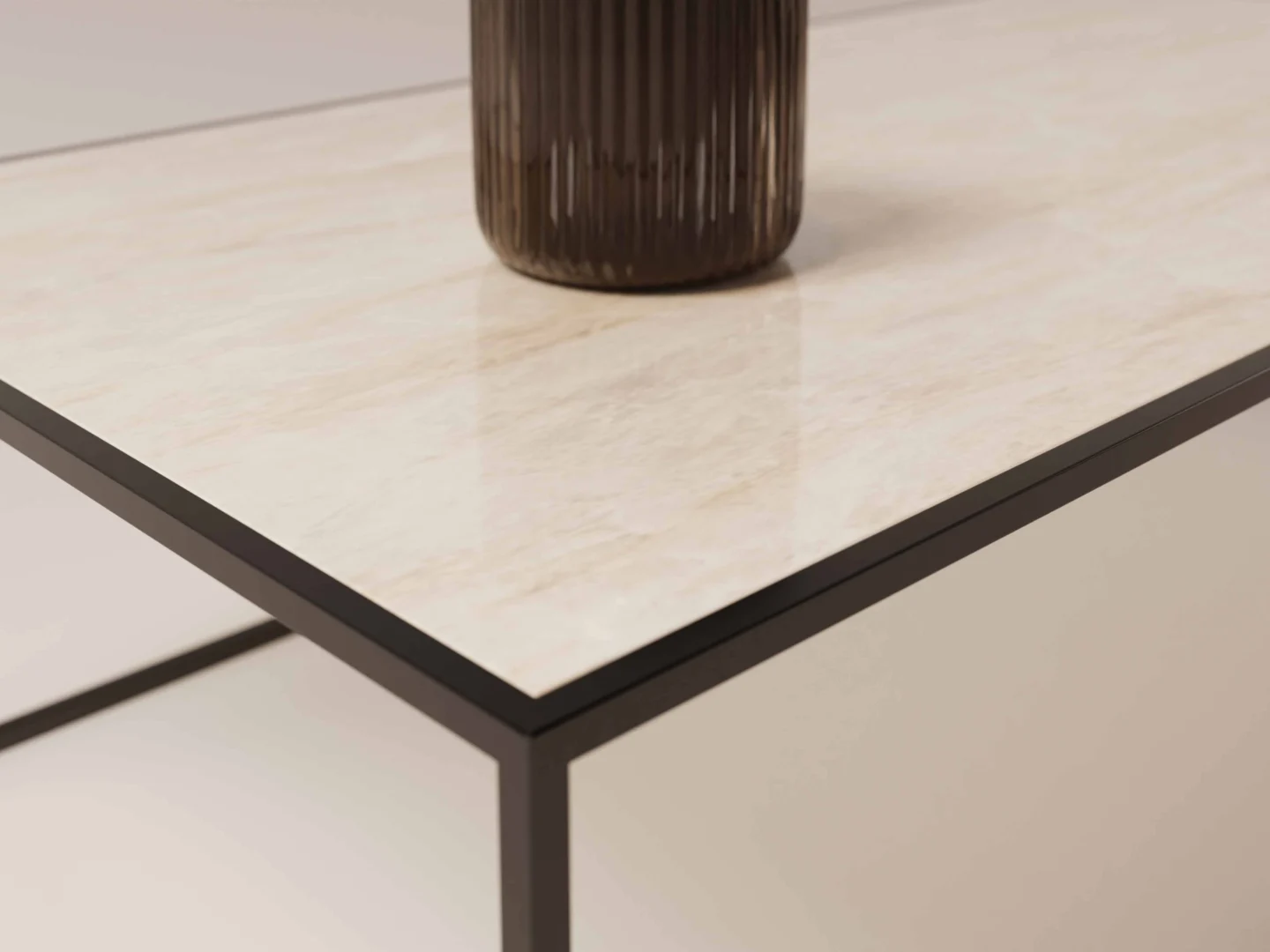 Een close-up van de Salontafel Zwart Minimalistisch, waarop het lichte marmerachtige oppervlak, het zwart metalen frame en de basis van een geribbelde donkere vaas te zien zijn.