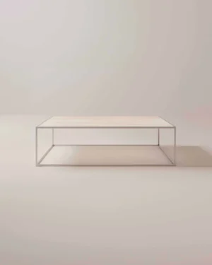 De Salontafel Zilver Klassiek, met een licht houten blad en een open rechthoekig metalen frame, staat elegant in een zacht verlichte, neutrale ruimte.