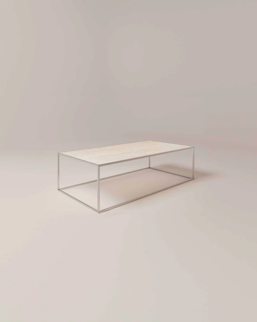 De Salontafel Zilver Klassiek, een minimalistische rechthoekige salontafel met een licht houten blad en dunne metalen poten, staat tegen een effen, neutrale achtergrond.