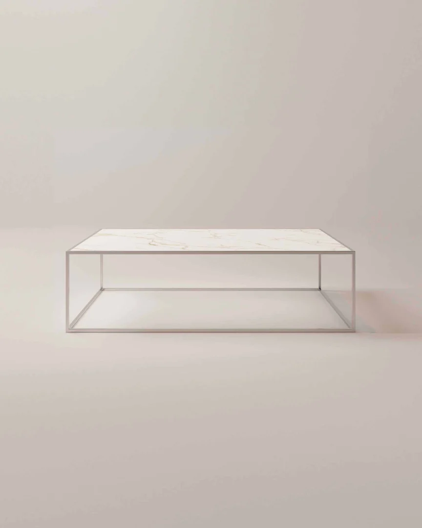 Salontafel Zilver, Roest Design - een minimalistische salontafel met een wit marmeren blad en een slank, open metalen frame tegen een lichte achtergrond.