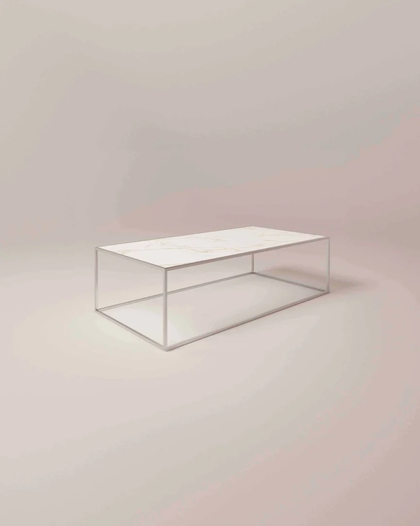 De Salontafel Zilver van Roest Design is een minimalistische, rechthoekige salontafel met een dun, wit metalen frame en een wit tafelblad, die staat opgesteld in een zacht verlichte, lege, lichtgekleurde kamer.
