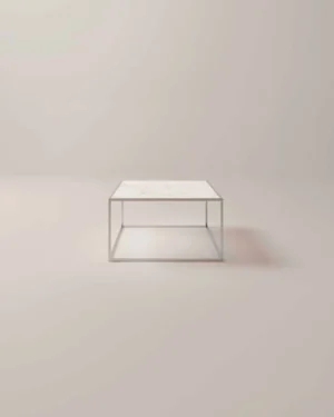 De Salontafel Zilver, Roest is een minimalistische vierkante salontafel met een slank metalen frame en een licht marmeren blad, getoond in een lege kamer met een eenvoudige, lichte achtergrond.