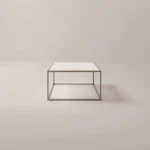 De Salontafel Brons Compact is een minimalistische vierkante salontafel met een dun metalen frame en een wit marmeren blad, afgebeeld tegen een effen, lichtgekleurde achtergrond.