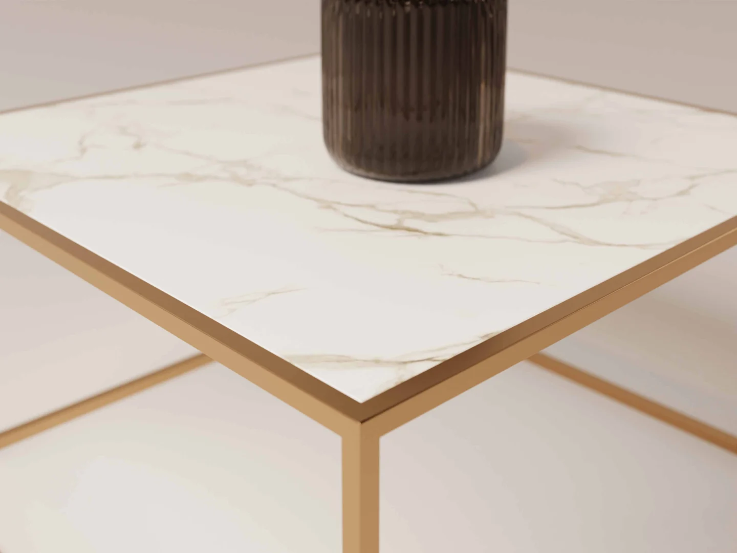 Een close-up van de Salontafel Messing Klassiek, met een wit marmeren blad, goudkleurige metalen randen en een donkere geribbelde vaas. De neutrale achtergrond benadrukt het strakke, elegante ontwerp van de tafel.