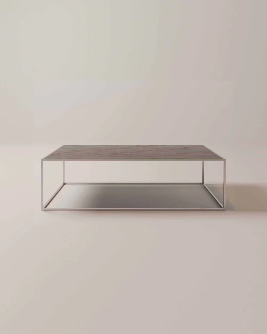 De Salontafel Zilver Design is een minimalistische rechthoekige salontafel met een dun metalen frame, een plat houten blad en een open ruimte eronder, tegen een effen lichtgekleurde achtergrond.