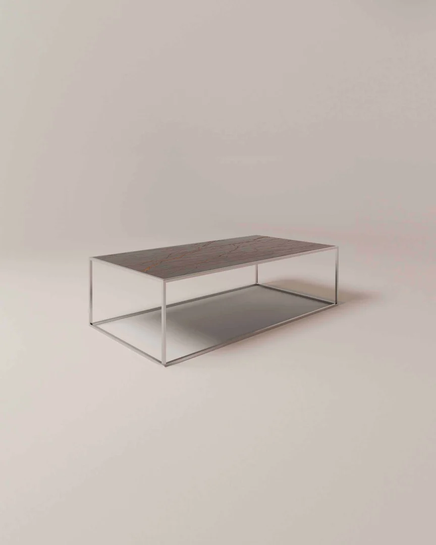 De Salontafel Zilver Design is een minimalistische rechthoekige salontafel met een dun metalen frame en een houten blad tegen een effen, lichtgekleurde achtergrond.