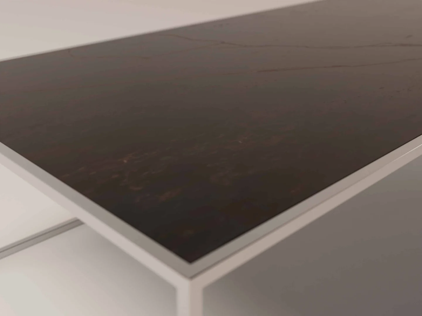 Een close-up van de Salontafel Zilver Design toont het donkere, glanzende marmeren blad en het slanke witte metalen frame tegen een neutrale achtergrond.