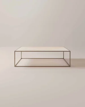 De Salontafel Brons, Roest Minimalistisch is een minimalistische rechthoekige salontafel met een slank metalen frame en lichtgekleurd blad, tegen een effen beige achtergrond.