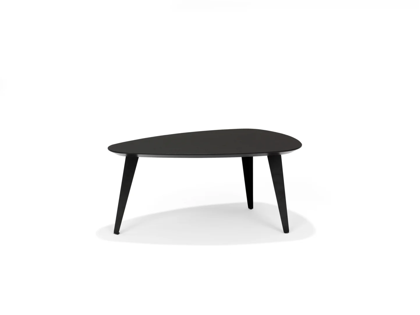 De Salontafel Zwart, gemaakt van eikenhout, heeft een modern rond zwart blad (55 x 40 cm) en drie schuine poten, tegen een effen witte achtergrond.