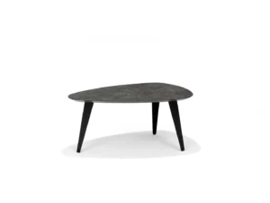 De Salontafel 55 x 40 CM Keramiek is een moderne salontafel met een zwart, onregelmatig gevormd blad van keramiek en schuine zwarte poten, tegen een effen witte achtergrond.