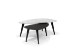 De Salontafel Wit 130 x 70 CM Marmer heeft een modern, driehoekig ontwerp met drie poten en een wit marmeren blad, en biedt een minimalistische stijl die ideaal is voor eigentijdse ruimtes. Afgezet tegen een strakke, witte achtergrond.