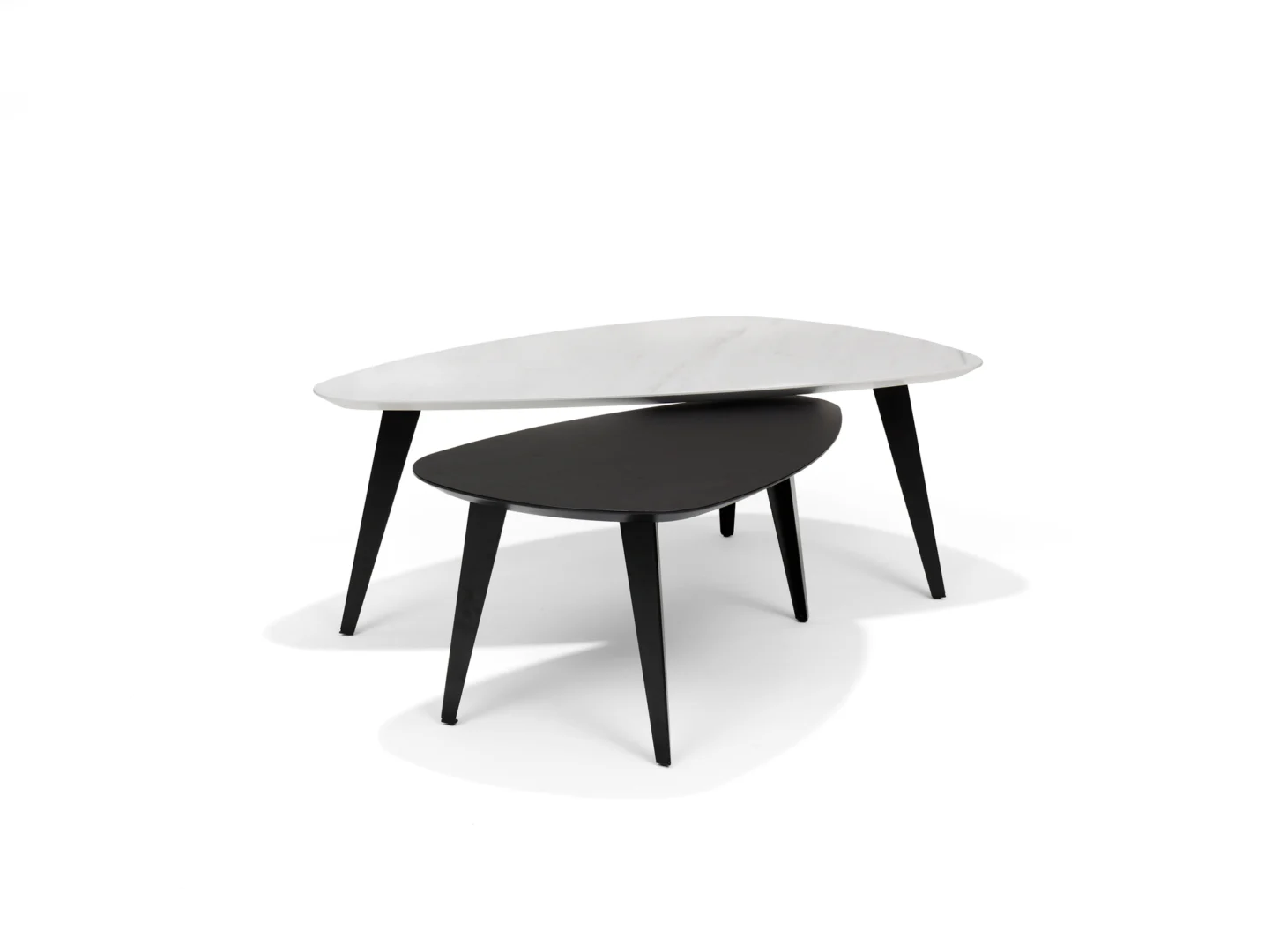 De Salontafel Wit 130 x 70 CM Marmer heeft een modern, driehoekig ontwerp met drie poten en een wit marmeren blad, en biedt een minimalistische stijl die ideaal is voor eigentijdse ruimtes. Afgezet tegen een strakke, witte achtergrond.