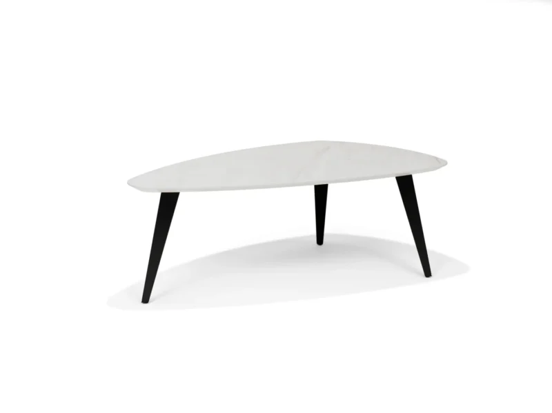 De Salontafel Wit 130 x 70 CM Marmer heeft een modern, onregelmatig wit marmeren blad met drie zwarte schuine poten op een effen witte achtergrond.