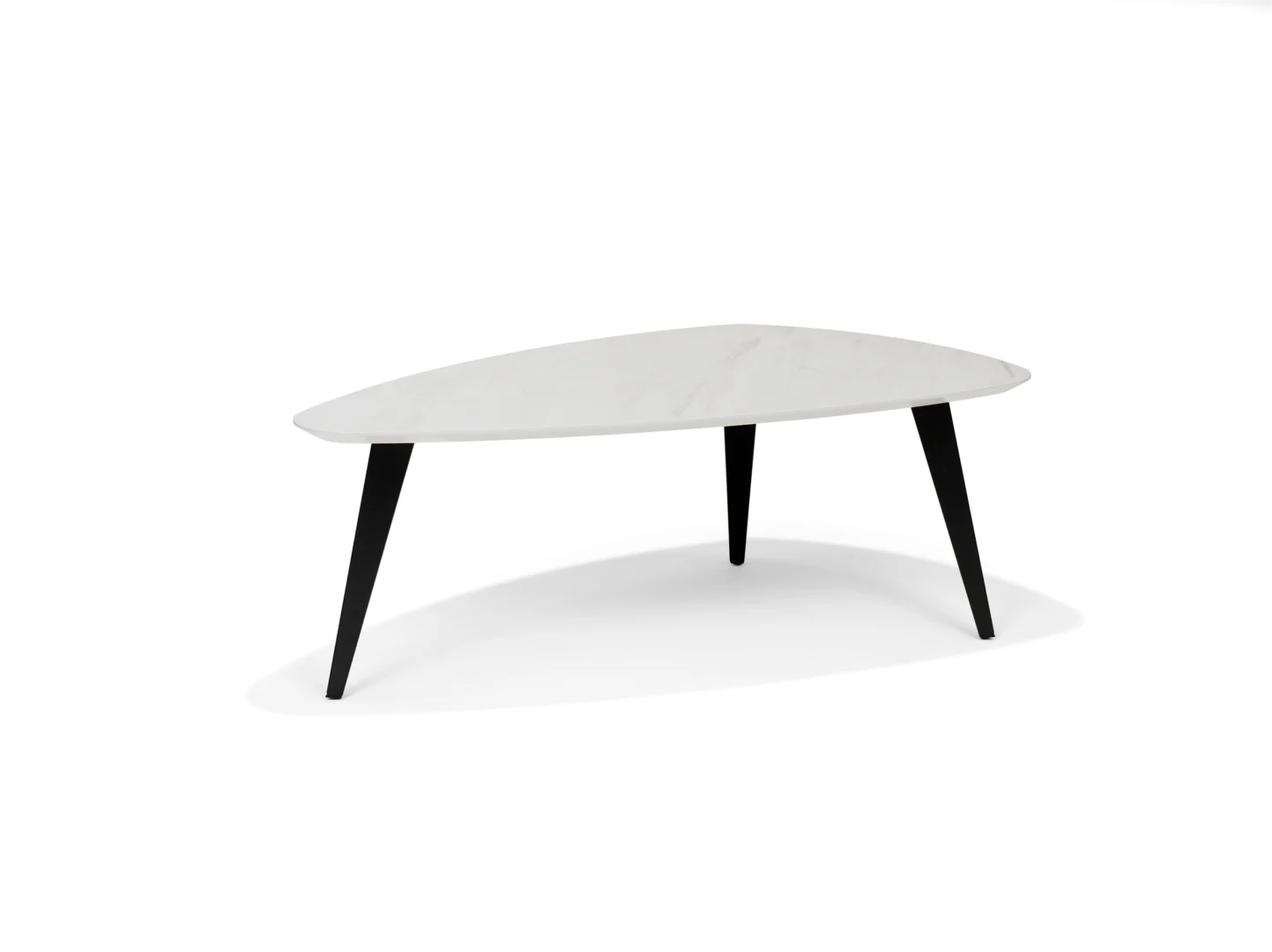 De Salontafel Wit 130 x 70 CM Marmer heeft een modern, onregelmatig wit marmeren blad met drie zwarte schuine poten op een effen witte achtergrond.