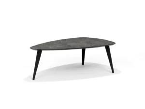 De Salontafel 130 x 70 CM Rechthoek Keramiek is een moderne salontafel met een donker, rechthoekig keramisch blad in steenlook en slanke zwarte poten, tegen een effen witte achtergrond.