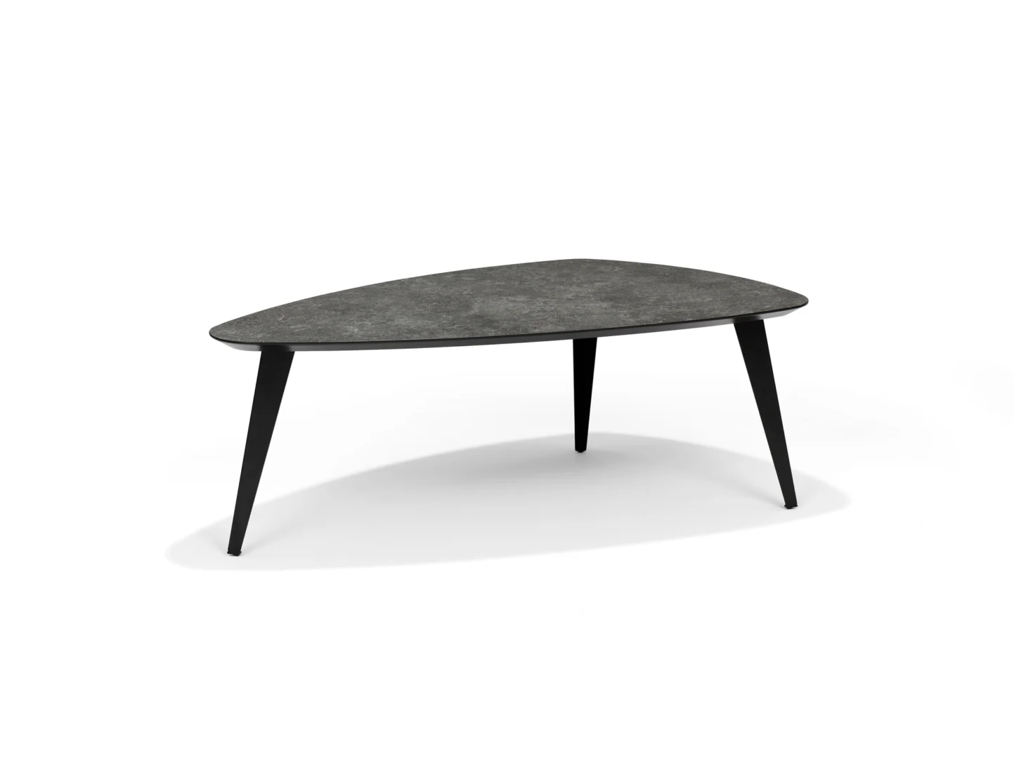 De Salontafel 130 x 70 CM Rechthoek Keramiek is een moderne salontafel met een donker, rechthoekig keramisch blad in steenlook en slanke zwarte poten, tegen een effen witte achtergrond.