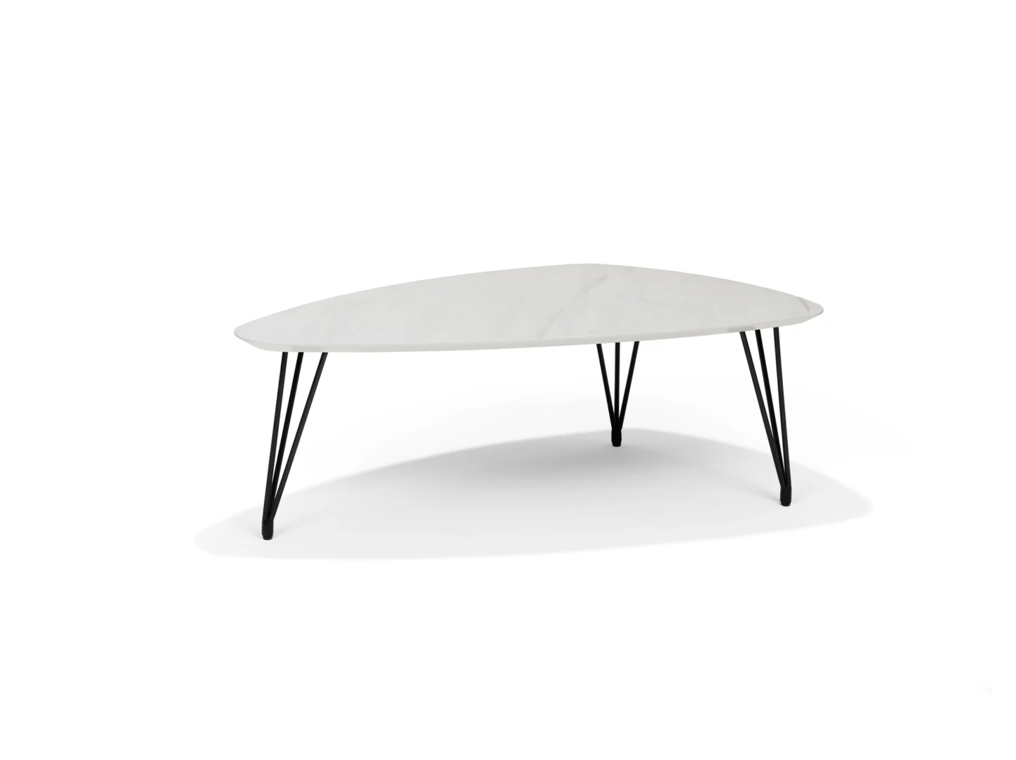 De Salontafel Wit, Roest 130 x 70 CM Marmer heeft een modern wit, onregelmatig gevormd marmeren blad en vier slanke zwarte schuine metalen poten, tegen een witte achtergrond.