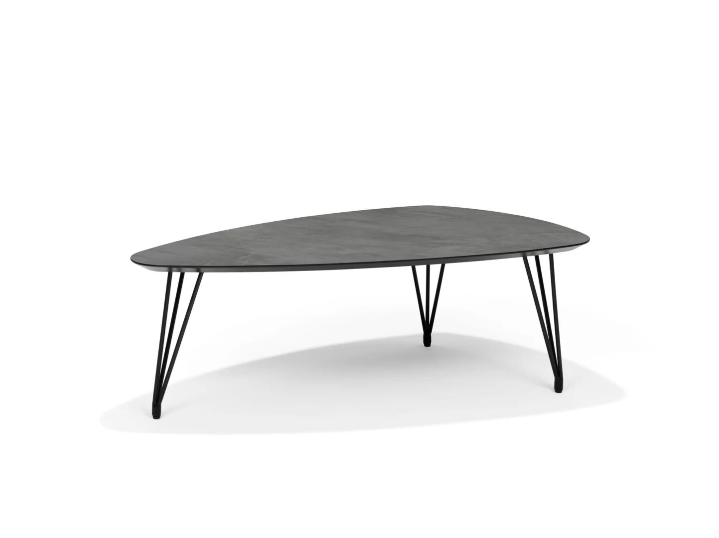 De Salontafel Grijs 130 x 70 CM MDF is een moderne, driehoekige donkergrijze salontafel met slanke, schuine zwart metalen poten, afgebeeld op een witte achtergrond.