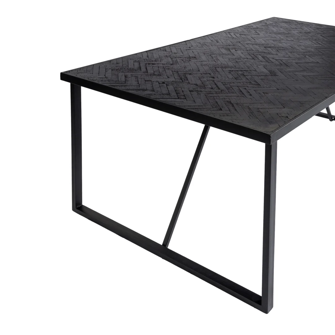 De Eettafel, 160x90, B340 zwart is een moderne rechthoekige zwarte tafel met een metalen frame en een tafelblad met visgraatmotief, afgebeeld tegen een witte achtergrond.