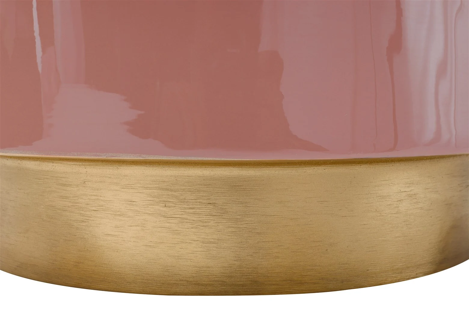 Close-up van de Bijzettafel Roze Rond Ijzer Design: een glanzend roze cilindrische bijzettafel met een brede, mat gouden metallic band aan de basis. Het licht weerkaatst op het oppervlak en creëert subtiele highlights en schaduwen.