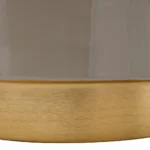 Close-up van de Bijzettafel Taupe Ijzer Chique, met een gladde, glanzende taupe bovenkant en een matte, geborstelde goudmetallic basis.