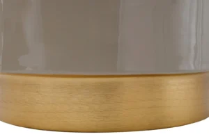 Close-up van de Bijzettafel Taupe Ijzer Chique, met een gladde, glanzende taupe bovenkant en een matte, geborstelde goudmetallic basis.